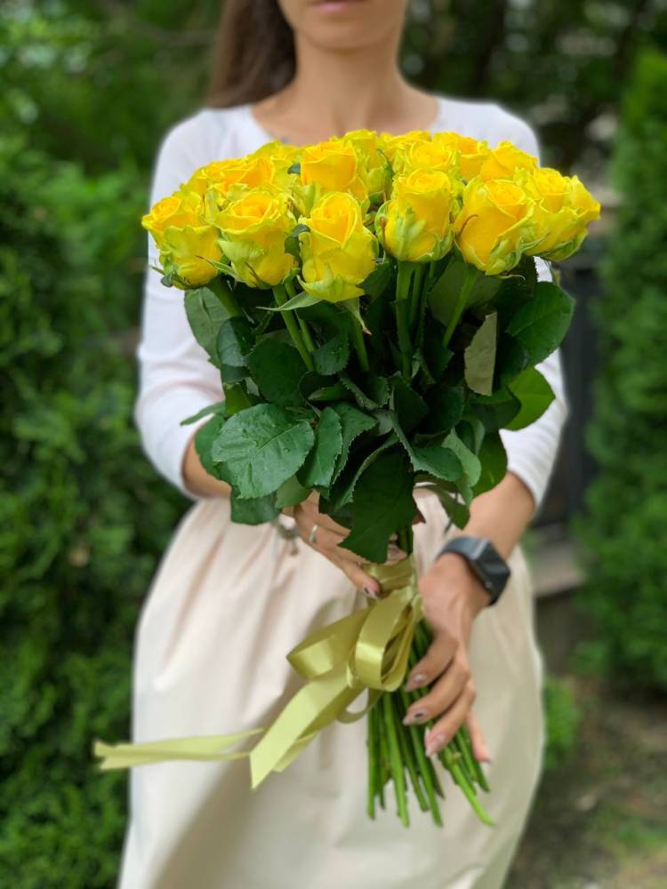 bouquet of 31 yellow roses